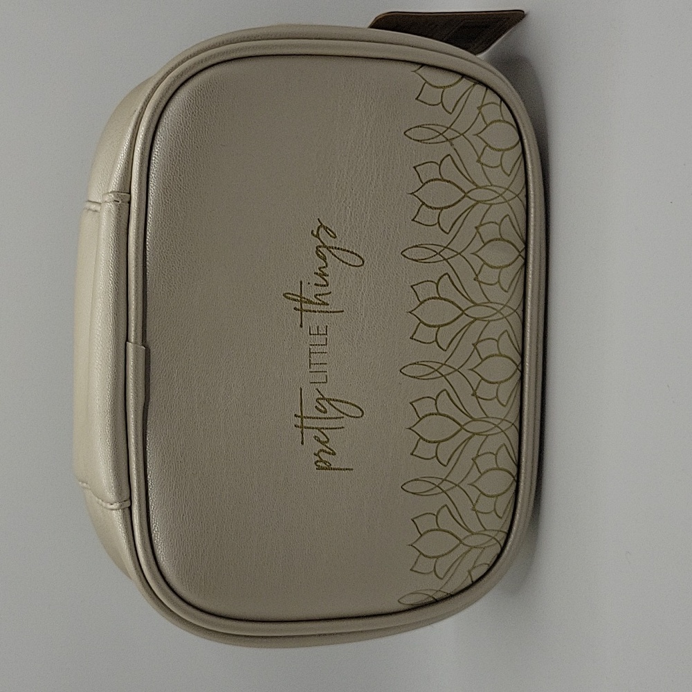 KARMA - PRETTY LITTLE THINGS Travel Bag! NWT